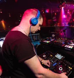 Alex é um DJ